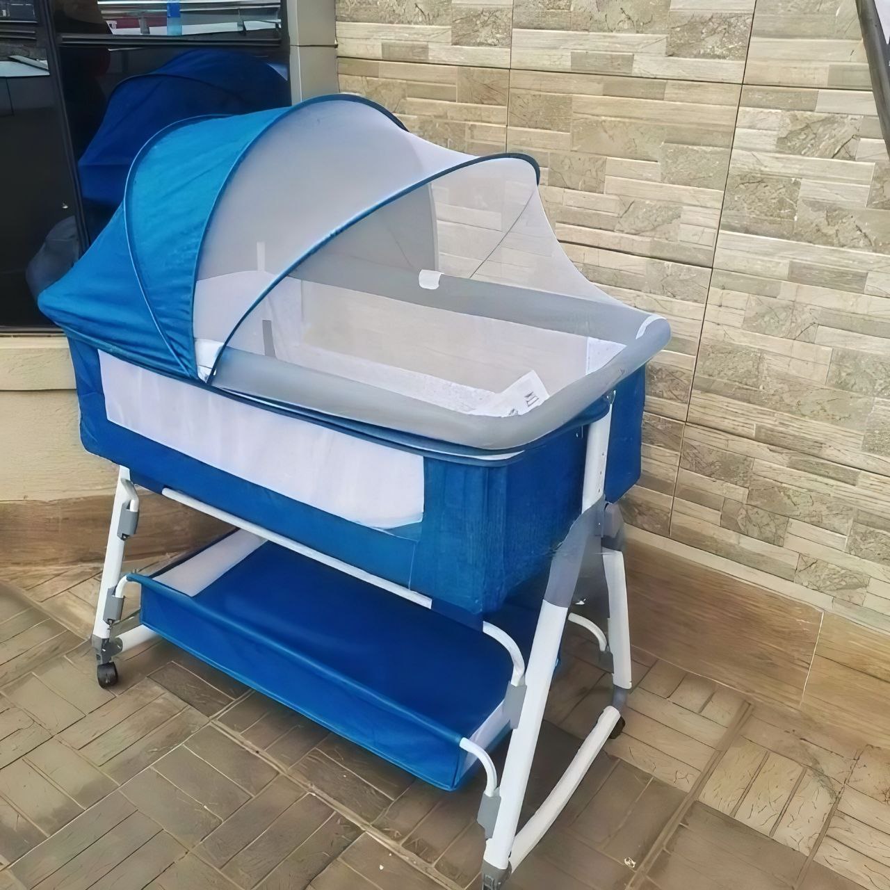 Baby Rocking Bassinet Crib - Blue